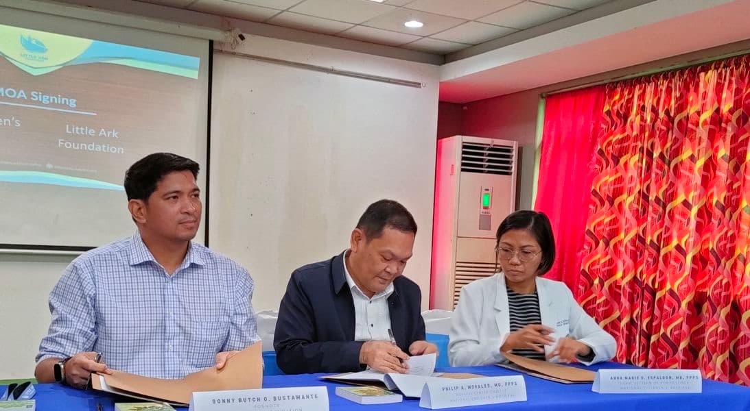 Little Ark Foundation and National Children’s Hospital representatives signing their agreement